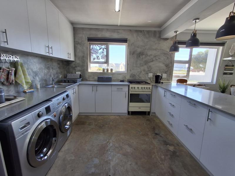 To Let 4 Bedroom Property for Rent in Britannia Bay Western Cape